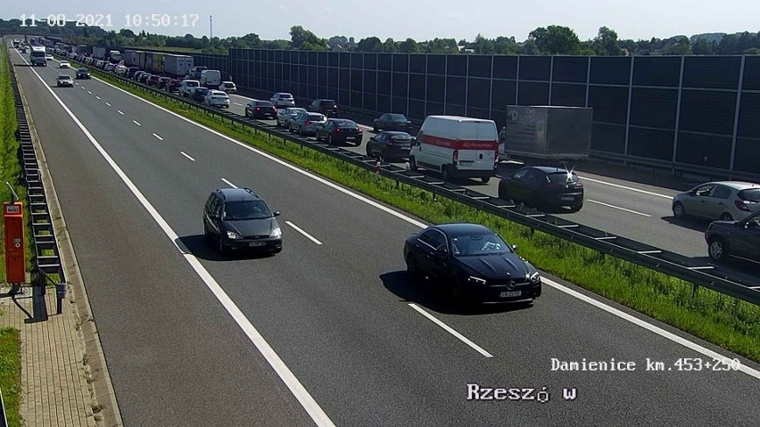 Korek w miejscu wypadku na autostradzie A4 w Damienicach,...