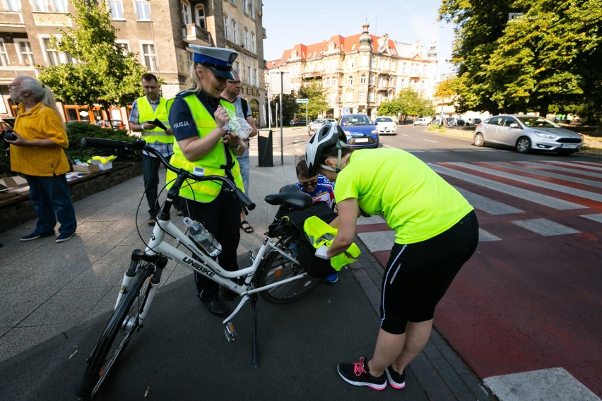 Policjanci rozdawali odblaski i sprawdzali rowerzystów [ZDJĘCIA]