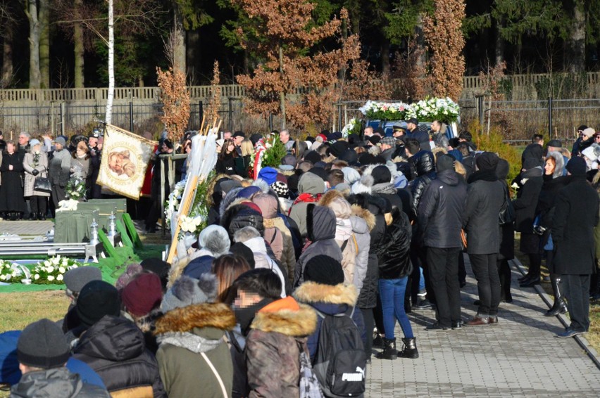 Pogrzeb tragicznie zmarłych nastolatek w Koszalinie. Dziewczynki zostaną pochowane na cmentarzu w Koszalinie [ZDJĘCIA, WIDEO]