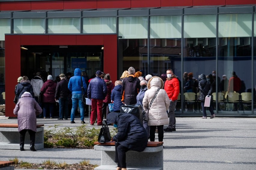 Każdego dnia przed punktem szczepień na Bielanach ustawiają...