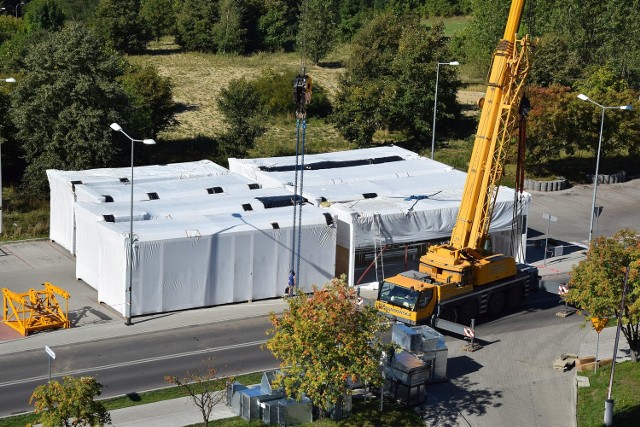 W nocy ze środy na czwartek największy dźwig zmontowano pod gorzowskim szpitalem. A w piątek moduły bloku operacyjnego zostaną przetransportowane nad dachem szpitala.