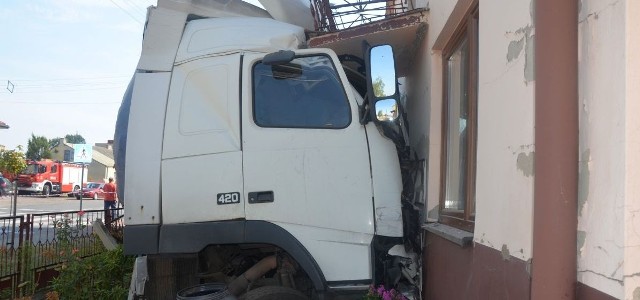 Wypadek w Klwowie. Ciężarówka wbiła się w dom 