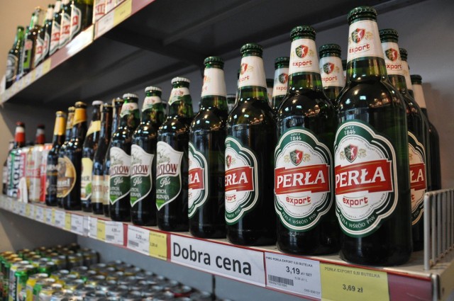 Butelki z alkoholem na stacji benzynowej w Wołczynie mają dwie ceny: dzienną i nocną, wyższą. Wyższa cena piwa i wódki ma odstraszyć pijaków, którzy hałasują po nocach i nie dają ludziom spać.