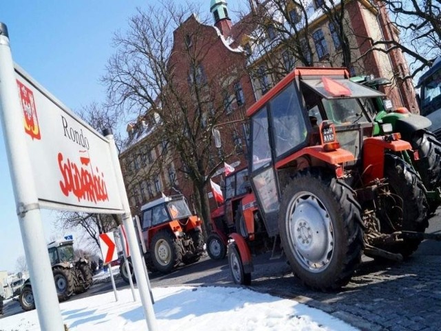 Kilkudziesięciu rolników blokowało Rondo Solidarności w Inowrocławiu