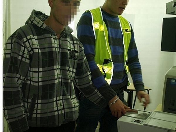 Policjanci ze Skwierzyny postawili Patrykowi M. aż 14 zarzutów. Jeden z nich dotyczy włamania do kiosku przy więzieniu w Międzyrzeczu.