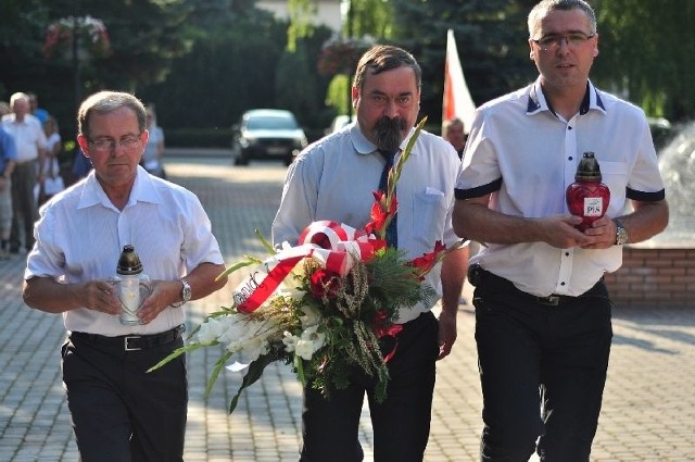 70. rocznica wybuchu Powstania Warszawskiego w Tarnobrzegu. Kwiaty i znicze przy pomniku majora Hieronima Dekutowskiego składa delegacja Prawa i Sprawiedliwości, od lewej: Józef Motyka, Wiktor Stasiak oraz Kamil Kalinka.