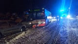 Autobus czołowo zderzył się z samochodem osobowym w Biskupicach. Trasa była nieodśnieżóna