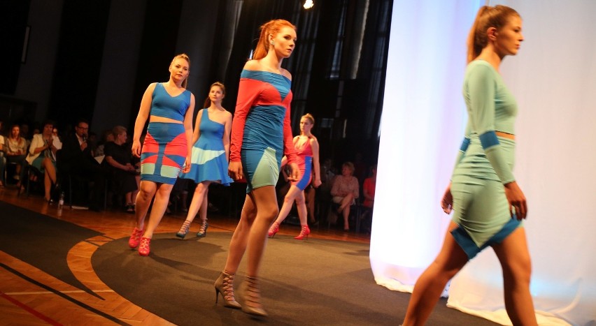 Pokaz mody w Sosnowcu: od sukni po malowane t-shirty [ZDJĘCIA]