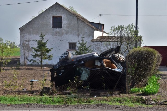 Trzy osoby trafiły do szpitala w wyniku wypadku, do którego doszło dziś rano pomiędzy Borkowem a Jaksicami (droga krajowa 25, odcinek Inowrocław - Bydgoszcz). - Ze wstępnych ustaleń wynika, iż kierowca alfa romeo w trakcie manewru wyprzedzania chcąc uniknąć zderzenia z rowerzystą zjechał na pobocze i dachował - relacjonuje Izabella Drobniecka z inowrocławskiej policji.Do szpitala z obrażeniami trafili kierowca oraz pasażerowie, w tym dziecko.Pogoda na dziś, wideo: TVN Meteo Active/x-news