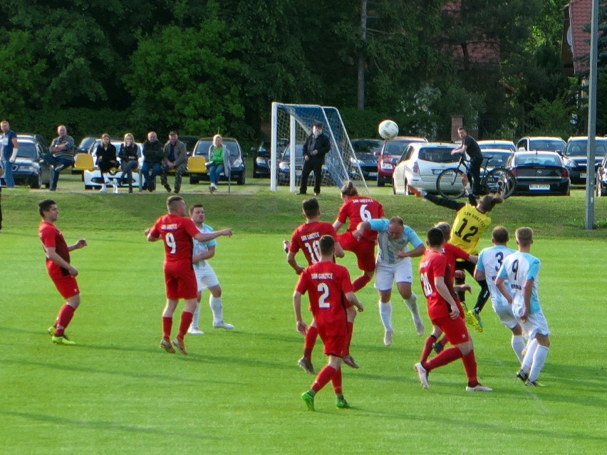 Gminne derby rozegrane w Gniewczynie były bardzo zacięte.