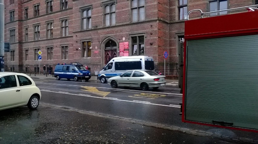Wrocław: Alarm bombowy i ewakuacja w sądzie przy Podwalu (ZDJĘCIA)