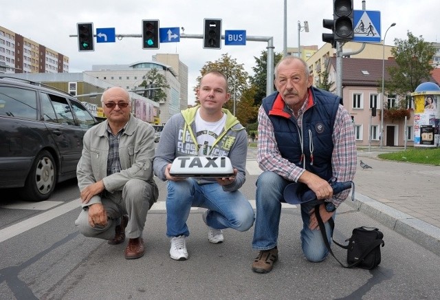 Białostoccy taksówkarze (na zdjęciu od prawej): Janusz Warpechowski,Radosław Kośko i Jan Bazyluk od wielu miesięcy domagają się możliwości jazdy po buspasie