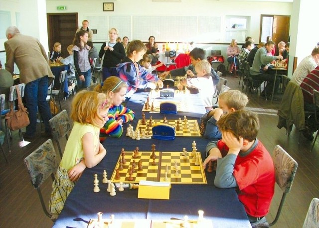 Przy szachownicach spotkało się 80 zawodników z województwa podlaskiego, w wieku od 5 do 70 lat