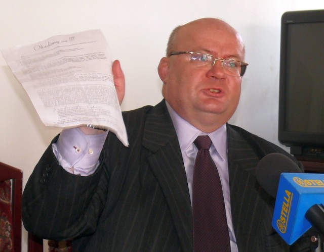 Prezydent Andrzej Szlęzak pokazuje anonimową ulotkę, sławiącą zasługi jego zastępcy, którego odwołał.
