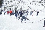 Tatry. Zagrali w hokeja na Morskim Oku. TPN nie dał im na to zgody 