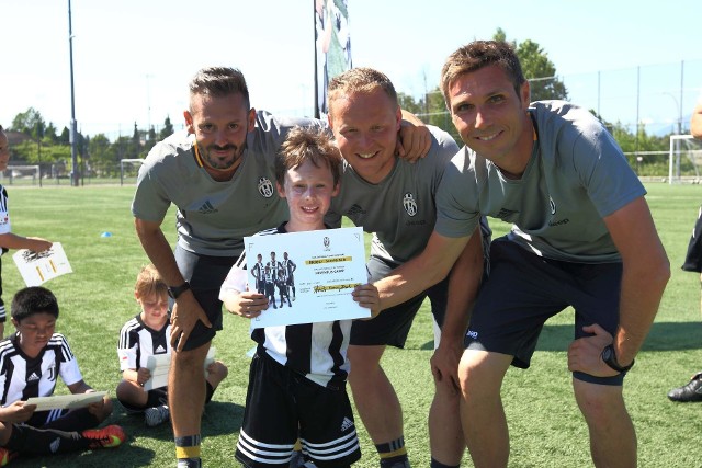 Marcin Chociaj (w środku) pracuje z młodzieżą trenującą w Juventus Academy od 2012 roku. Sprawia mu to dużo radości.