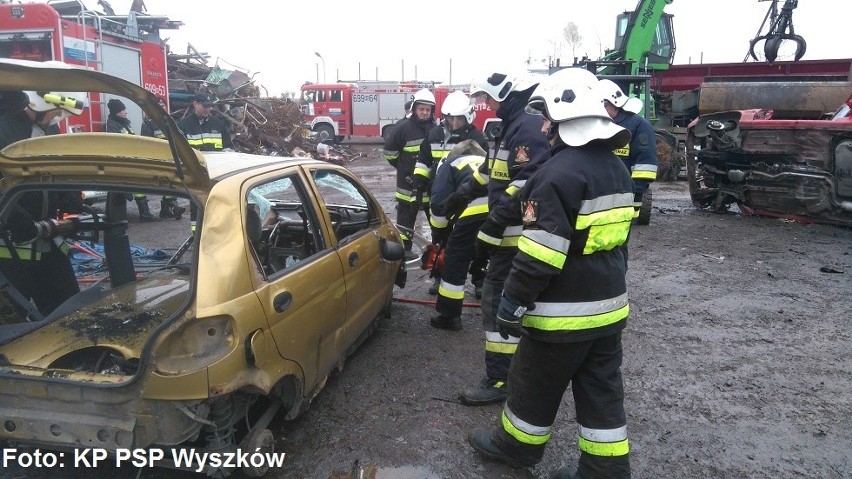 Wyszków: ćwiczenia strażaków na złomowisku [ZDJĘCIA]