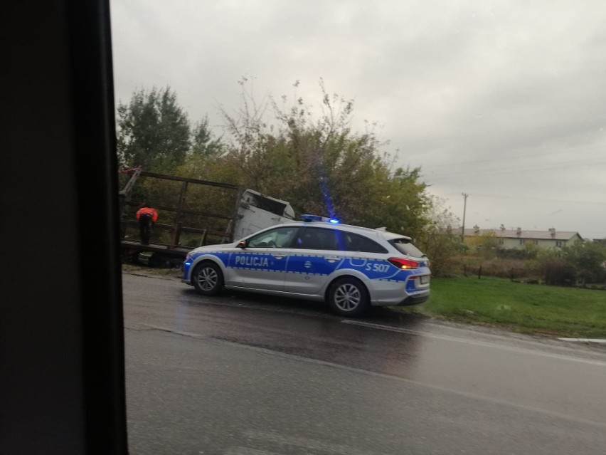Wypadek w Trześni. Ciężarówka spadła z drogi (ZDJĘCIA)