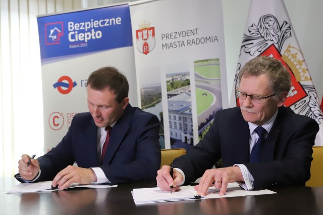 Umowę kredytową podpisali, od lewej: Tomasz Nita, prezes "Radpecu" oraz Włodzimierz Kocon, wiceprezes Banku Gospodarstwa Krajowego.