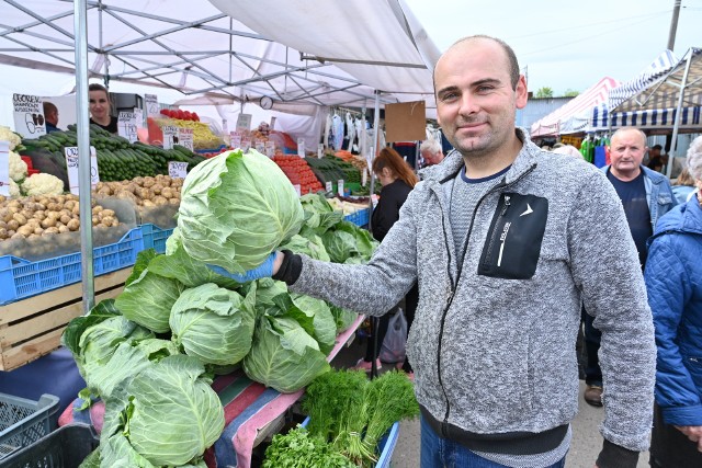 W piątek 5 czerwca na bazarach w Kielcach znów były tłumy. Nie ma się jednak co dziwić, wiele artykułów spożywczych można kupić znacznie taniej niż w marketach. Sprawdziliśmy ceny najważniejszych produktów. Niektóre szybko tanieją , na przykład truskawki - ich cena spadła w ciągu tygodnia z 15 złotych za kilogram do 10 - to efekt tego, że w handlu pojawia się coraz więcej owoców z plantacji w gruncie. Znacznie staniały też ogórki z gruntu - z 8 na 6 złotych , pomidory z cen od 7 do 10 złotych spadły na ceny od 4 do 6 złotych, nieco tańsze były też papryka, jabłka czy ziemniaki.Na kolejnych slajdach ceny najważniejszych produktów w piątek 5 czerwca>>>