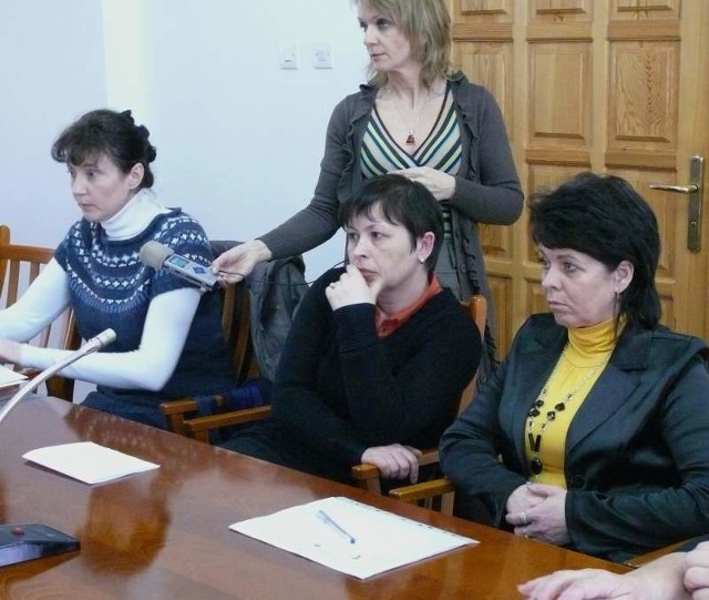 Dyrektorki większości szkół, działających na terenie gminy, stawiły się wczoraj na obradach komisji rewizyjnej w Osieku. Rozmowa dotyczyła funduszu świadczeń socjalnych.