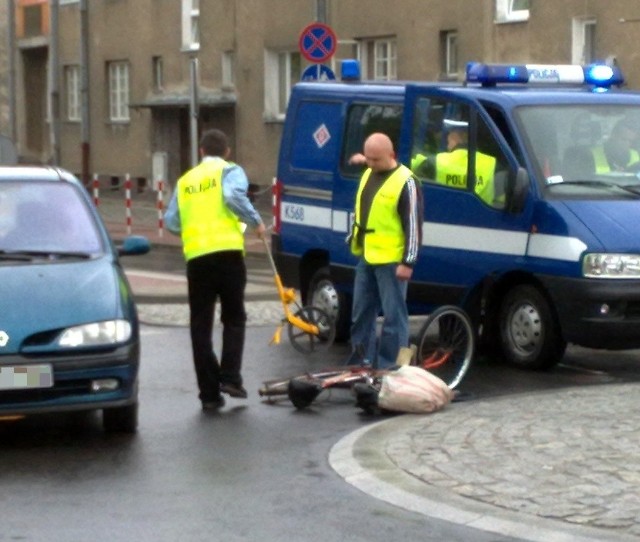 Policja dokumentuje wypadek na rondzie przy komendzie policji.