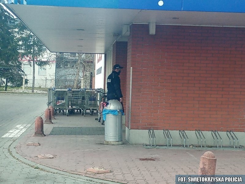 Patrol policji przed jednym z supermarketów w Pińczowie.