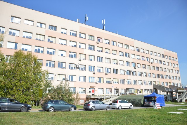 Szpital w Brzesku, punkt wymazowy w kierunku SARS-CoV-2, 20.10.2020