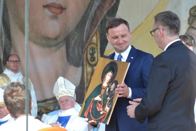 Andrzej Duda i Beata Szydło wzięli udział w mszy w...