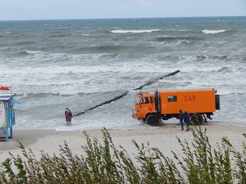 Na plaży wschodniej w Ustce trwa akcja m.in. Morskiej Służby...