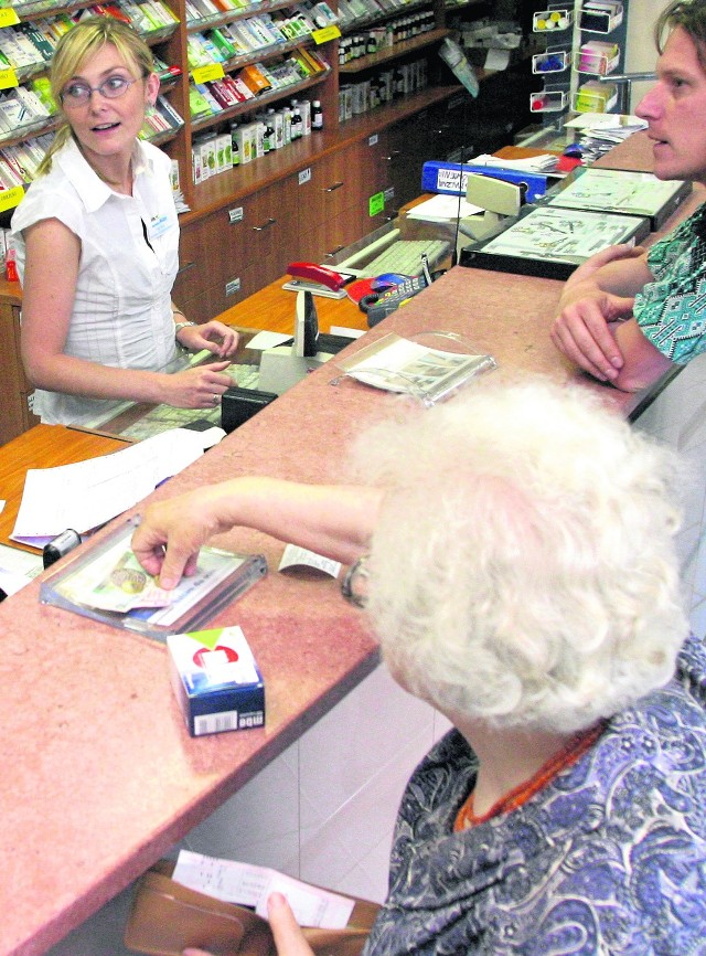 Trzysta i więcej złotych miesięcznie zostawiają w aptekach seniorzy. Ci najbiedniejsi nie wykupują potrzebnych im leków