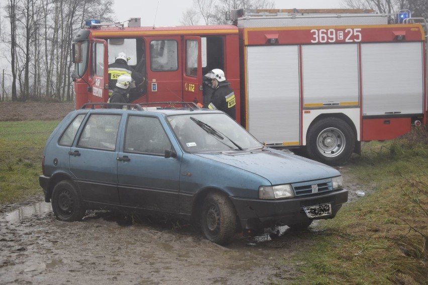 Wypadek w miejscowości Sierzchów w powiecie skierniewickim. Z rzeki Rawki wyłowiono samochód z martwym 19-latkiem [ZDJĘCIA]