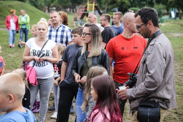 W sobotę na placu im. Antoniego Biernackiego przy klasztorze Ojców Franciszkanów w Skarżysku - Kamiennej odbył się rodzinny festyn na zakończenie wakacji. Zorganizowali go radni Adam Ciok i Marek Gąska, wraz ze Stowarzyszeniem Kultury Fizycznej „Dolna Kamienna”. Mimo niepewnej pogody ludzie dopisali. ZOBACZ TAKŻE: Koncert zespołu BOYS w Strawczynie