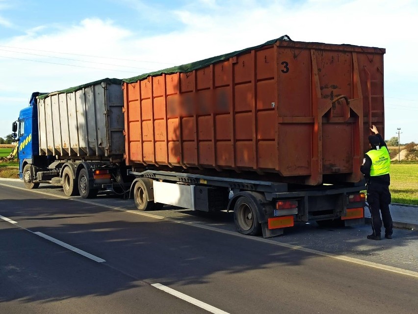 KAS przechwyciła transport ponad 23 ton nielegalnych odpadów. Kierowca został zaskoczony niedaleko Aleksandrowa Kujawskiego [zdjęcia]