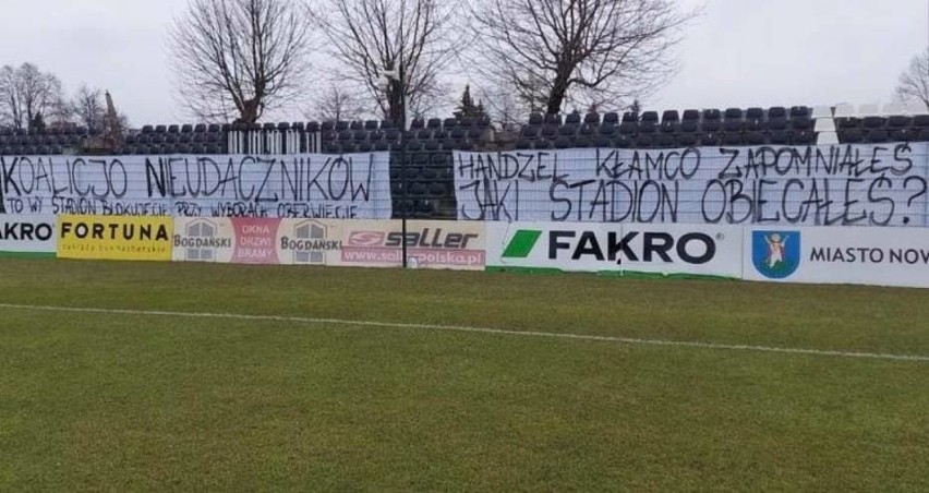 Nowy Sącz. Kibice wywiesili banery obrażające prezydenta Ludomira Handzla. Poszło o budowę stadionu miejskiego dla Sandecji