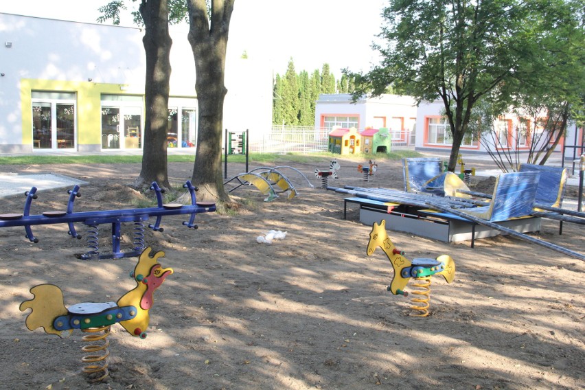 Przy ul. Fredry w Brzezinach powstaje plac zabaw dla dzieci ze żłobka i przedszkola