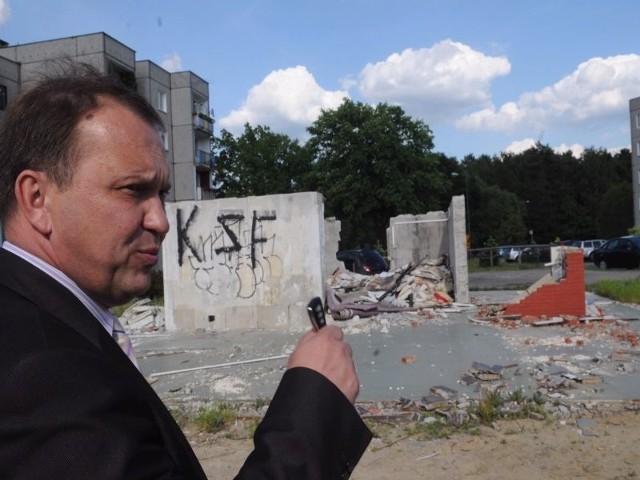 Jacek Kurkowski mówi, że nikt nie interesuje się bałaganem na osiedlu Pomorskim