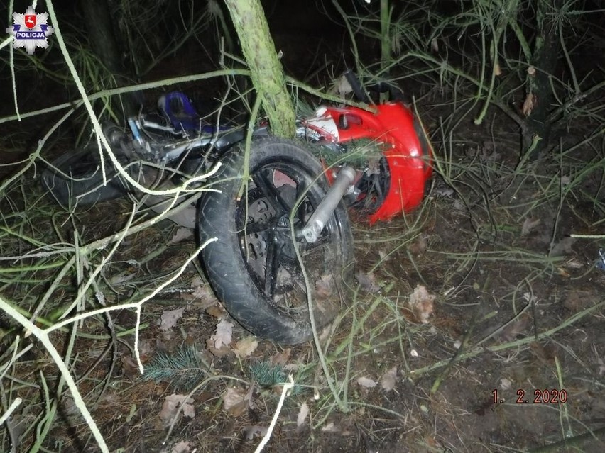 Nowodwór: 18-letni motocyklista stracił panowanie i uderzył w drzewo. Zginął na miejscu 