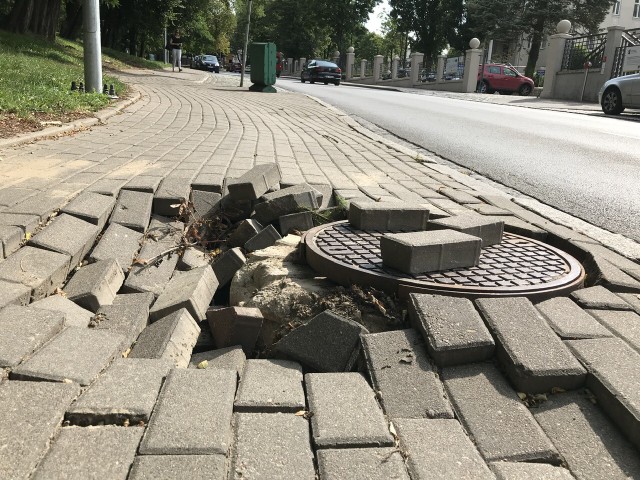 Od kilku tygodniu na ulicach Armii Krajowej i Obrońców Wybrzeża można zauważyć kompletnie zniszczone chodniki i okolice studzienek. Pokrywająca je kostka brukowa jest obluzowana, żeliwne elementy wystają wysoko ponad nawierzchnię, a trotuar przypomina fale.