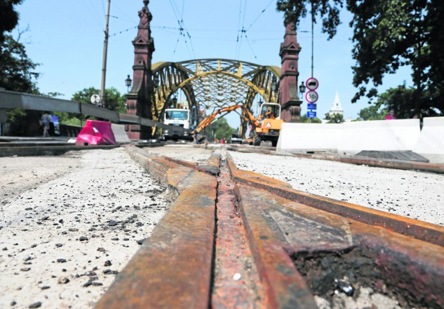 Na moście Zwierzynieckim już pojawiły się nowe tory tramwajowe. Ale nie brak we Wrocławiu szyn w fatalnym stanie. Możliwe, że nie uda się ich szybko wymienić, bo są kłopoty ze znalezieniem firm