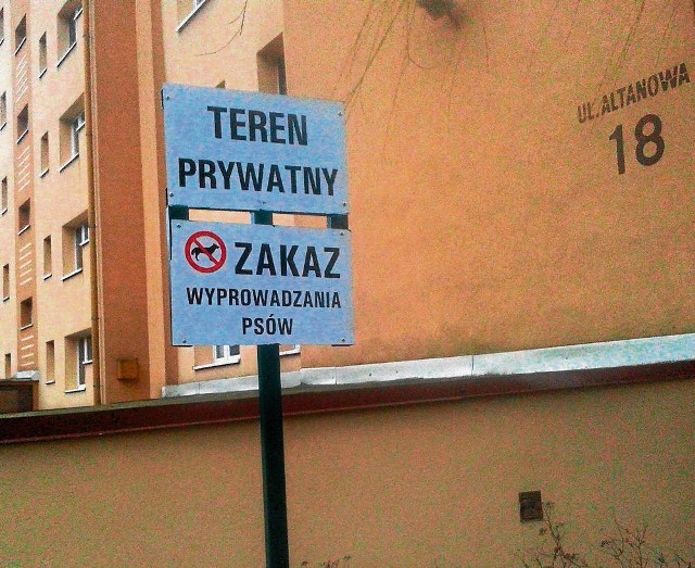 Tabliczka z zakazem wyprowadzania psów stanęła kilka dni temu przy ul. Altanowej 18 w Krakowie, na terenie ZSBM Piast