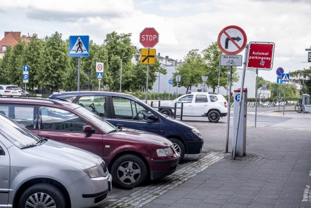 Od 1 czerwca zmiany w strefie parkowania, między innymi wyższe opłaty czy dotyczące podziału na sektory, będą obowiązywać na terenie Śródmiejskiej Strefy Płatnego Parkowania Centrum. Obejmuje ona obszar osiedla Stare Miasto w Poznaniu.