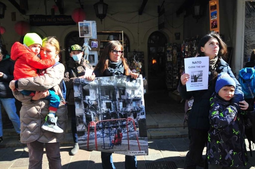 Spontaniczny protest Ukraińców pod konsulatem USA: Zamknijcie niebo nad Ukrainą [ZDJĘCIA]
