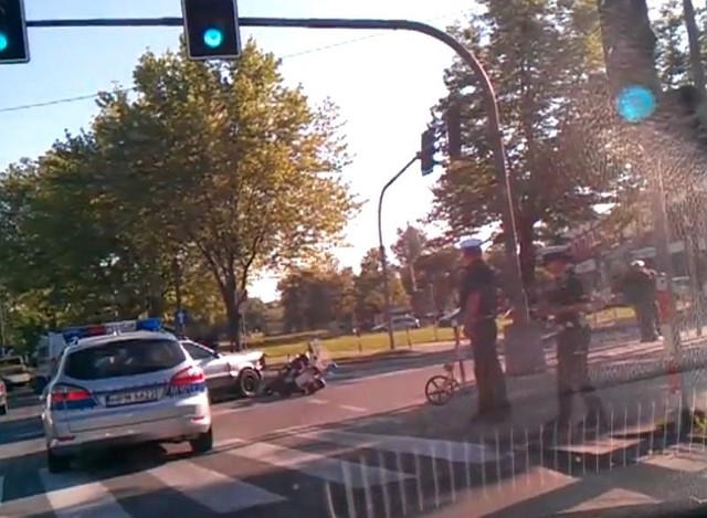Policyjny motocykl zderzył się z audi na skrzyżowaniu ulic Bohaterów Monte Cassino z św. Rocha w Białymstoku.