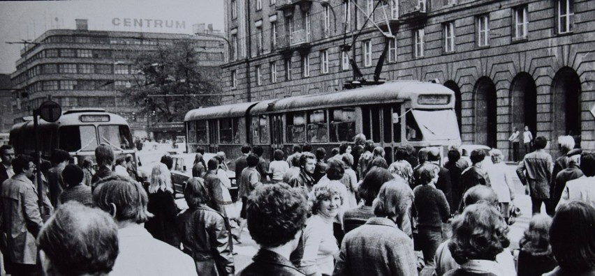 Wrocławska komunikacja sprzed lat. Korki i tłumy (ZDJĘCIA)