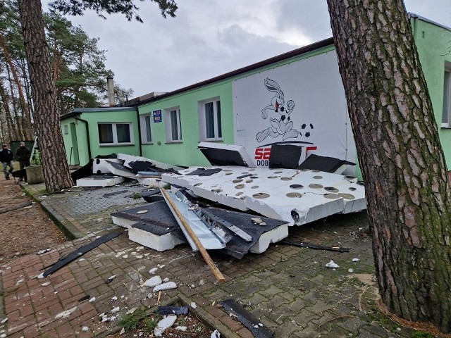 Strażacy z OSP Dobiegniew zostali wezwani m. in. do zerwania poszycia dachowego.