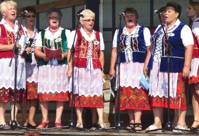 Część artystyczną pikniku w Pęczelicach zainaugurowały śpiewające panie z zespołu Żabieckie Powiślanki.