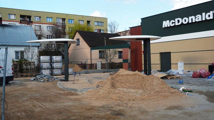 Nowy McDonald's w Bielsku Podlaskim. Budowa restauracji zbliża się do końca. Jest już maszt z charakterystycznym logo [ZDJĘCIA, WIDEO]