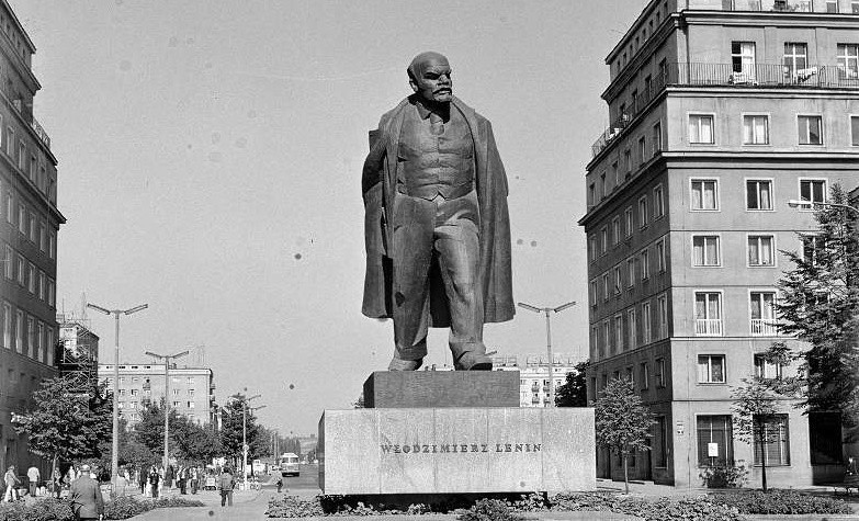 Ponad 6 metrów i 174 tony. Tak powstawał nowohucki pomnik Lenina. Archiwalne zdjęcia