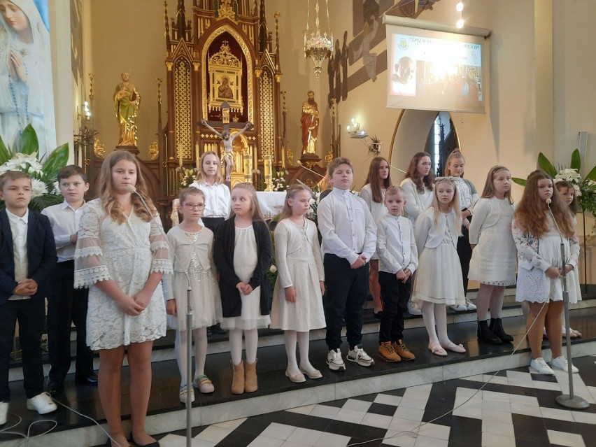 Uczniowie z Ujazdu śpiewali dla papieża. Przepiękny koncert w kościele w Iwaniskach. Zobacz zdjęcia